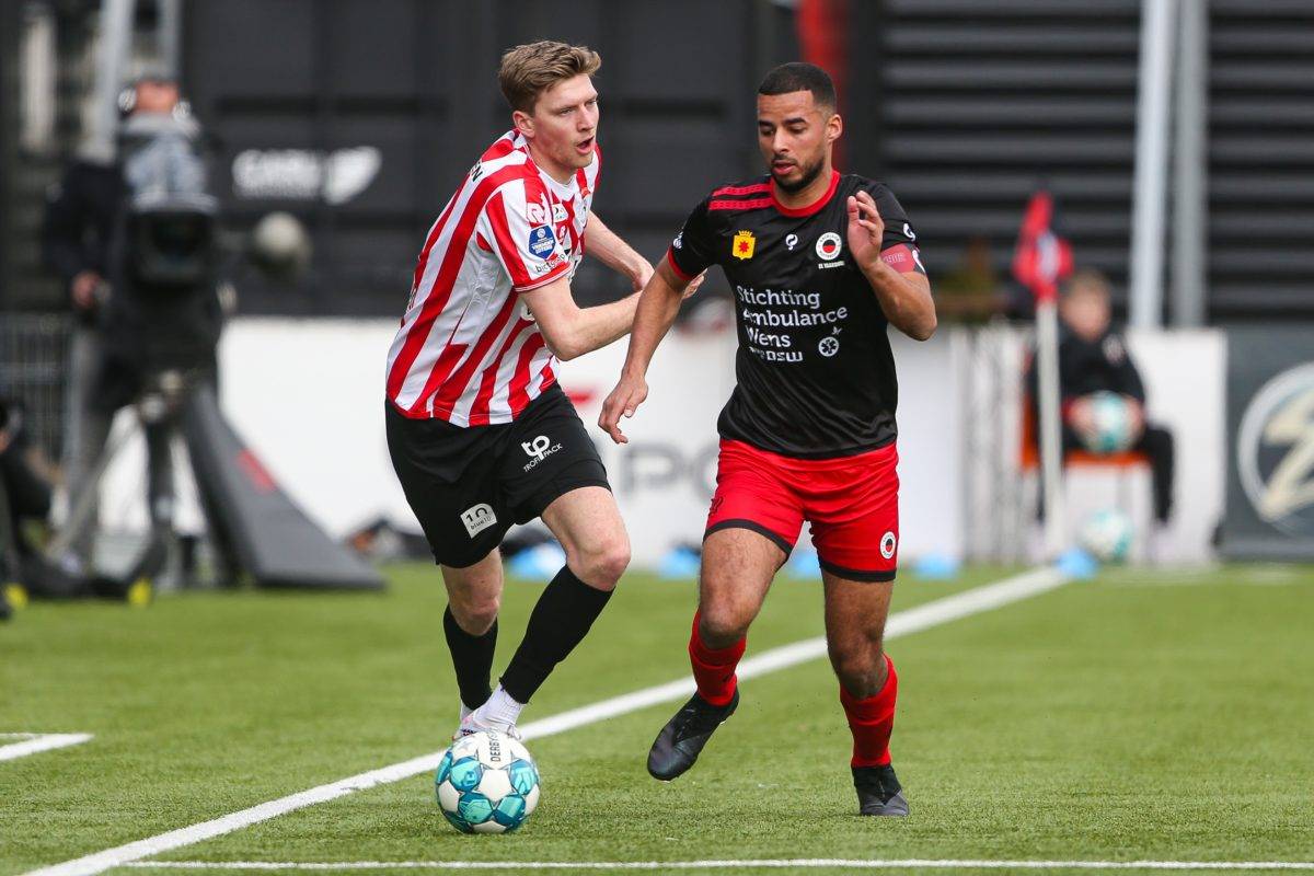 己的足球传 己的足球传